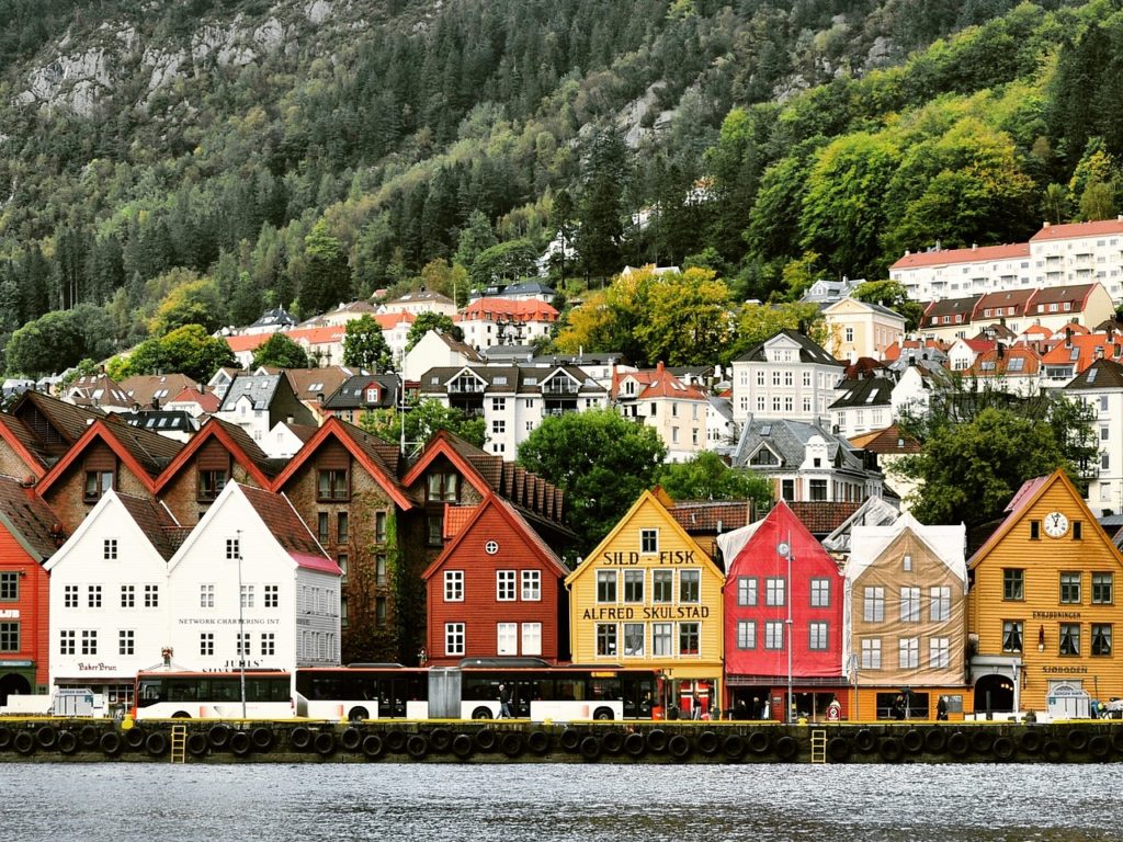 Du 25 juin au 04 juillet 2024 de Bergen à Oslo et du 30 juillet au 08 août 2024 de Oslo à Bergen. Dix jours en Norvège de Bergen à Oslo et inversement, incluant visites de villes et villages nordiques, une croisière et la découverte du parc national de Jotunheim.