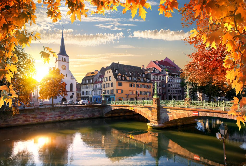 Le temps d’un week-end, laissez-vous envoûter par l’Alsace en habit d’automne : villages de conte de fées, vignobles dorés, dîner-spectacle féerique et découverte sensorielle de Strasbourg. Une escapade magique au cœur d’une région authentique et gourmande.