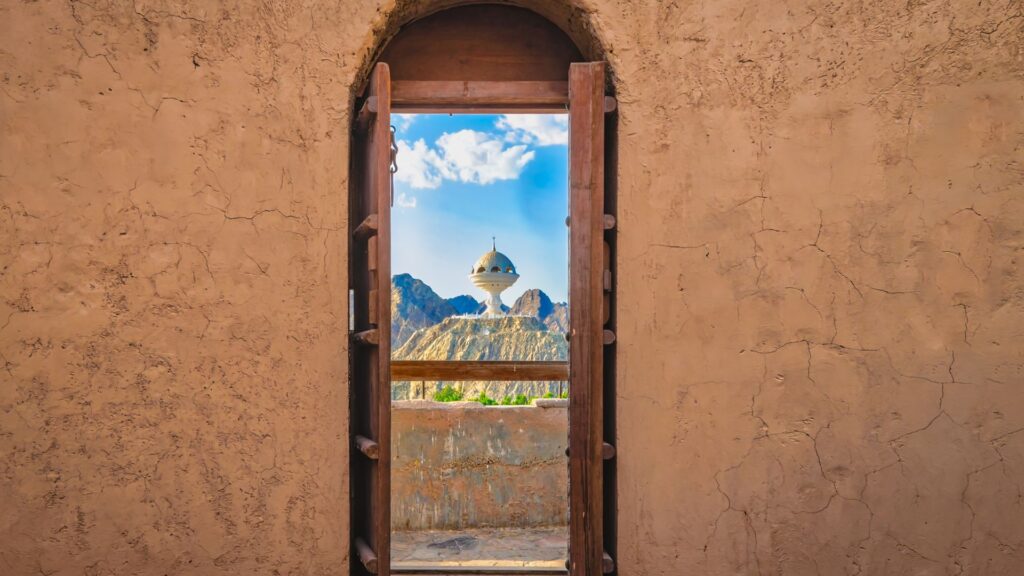 Partez en petit groupe à la découverte du Sultanat d’Oman, terre de traditions et de contrastes. Durant 7 jours, vous naviguerez en boutre sur le golfe d’Oman, passerez une nuit sous les étoiles du désert du Wahiba et rencontrerez les bédouins qui en sont les gardiens.