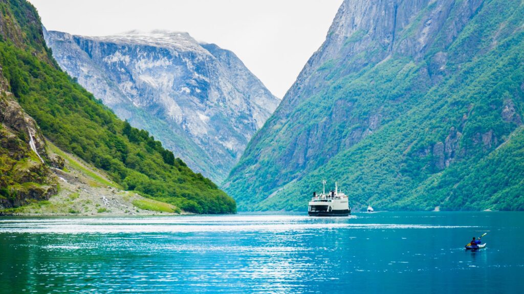 Partez à la découverte des fjords majestueux de Norvège, où chaque paysage semble tout droit sorti d’une carte postale. Entre montagnes imposantes, cascades étincelantes et villages pittoresques, ce circuit vous invite à explorer des trésors naturels uniques.